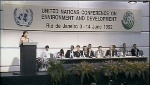 severn Cullis-Suzuki sprrekt de klimaatconferentie in Rio toe in 1992
