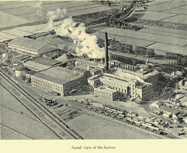 luchtfoto van de Friesch-Groningsche  Coöperatieve Beetwortelsuikerfabriek te Groningen