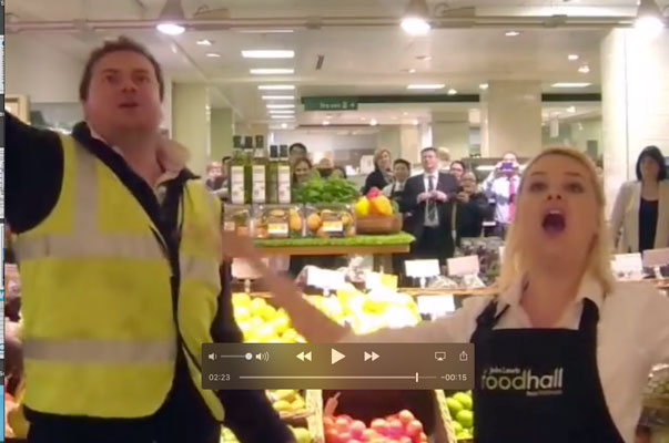 zingen in een Italiaanse supermarkt